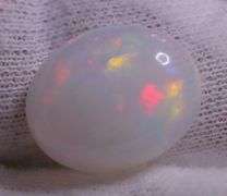 Multi-patterned! Smoldering color! 7.92 carats! Snow white Opal!