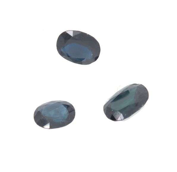 Graduated 3 piece Sapphire set weighing 7.04cts
