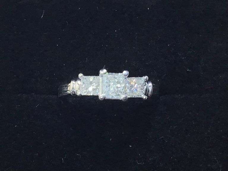 BREATHTAKING BEATIFUL PLATINUM DIAMOND RING