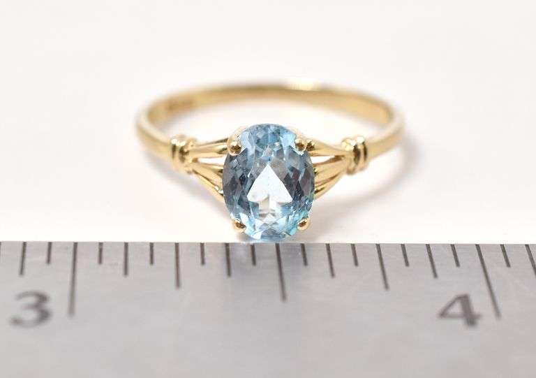 Dazzling Topaz Ring in 14K Yellow Gold