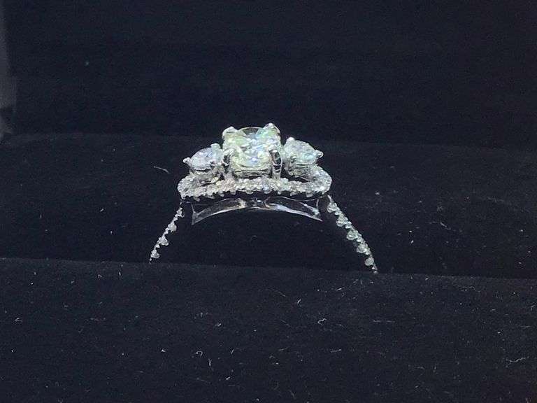 STUNNING 14K WHITE GOLD DIAMOND RING
