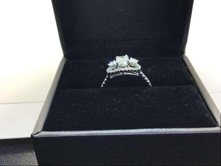 STUNNING 14K WHITE GOLD DIAMOND RING