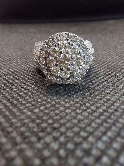 GORGEOUS 18K WHITE GOLD ENGAGEMENT RING