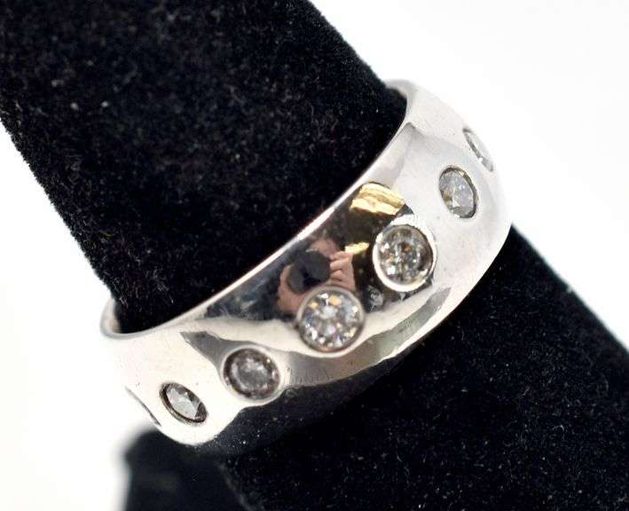 Luxurious Platinum Diamond Ring Band