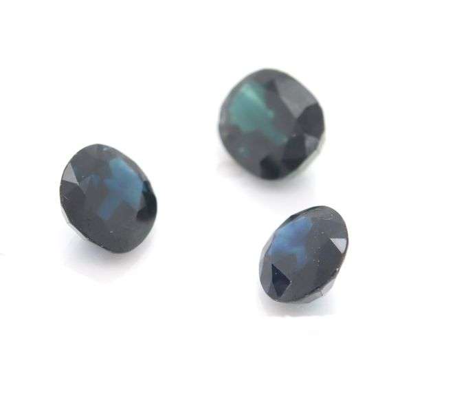 Graduated 3 piece Sapphire set weighing 7.04cts