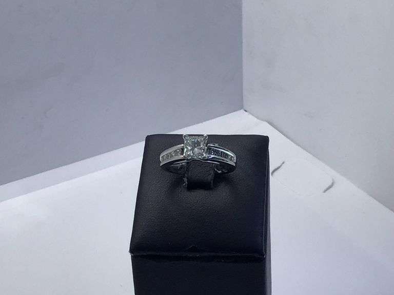 STUNNING 14K WHITE GOLD ENGAGEMENT RING
