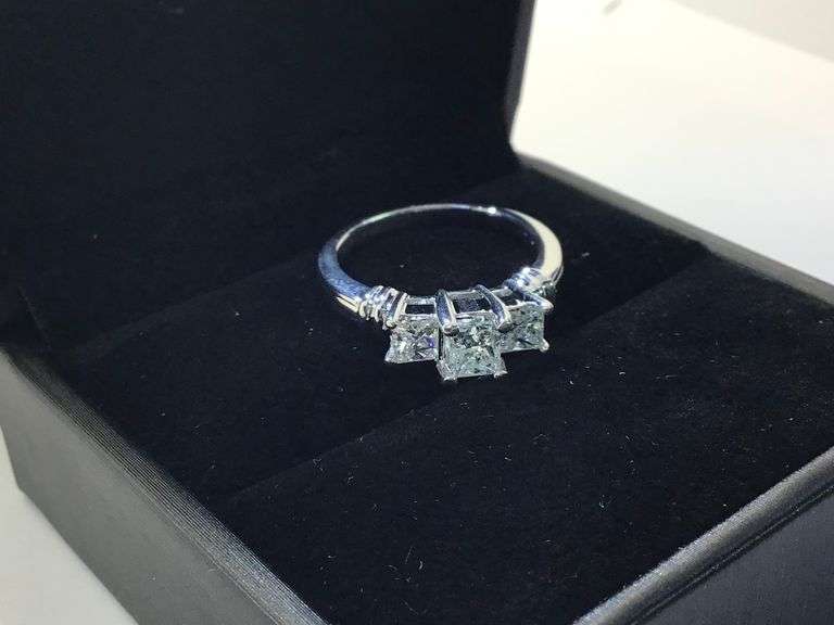 BREATHTAKING BEATIFUL PLATINUM DIAMOND RING