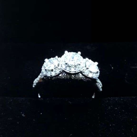 ELEGANT 14K WHITE GOLD ENGAGEMENT RING
