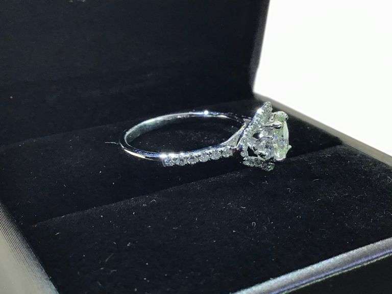 STUNNING 14K WHITE GOLD DIAMOND RING