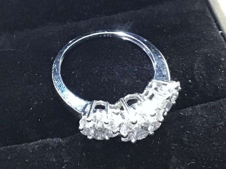 STUNNING 14K WHITE GOLD ENGAGEMENT RING
