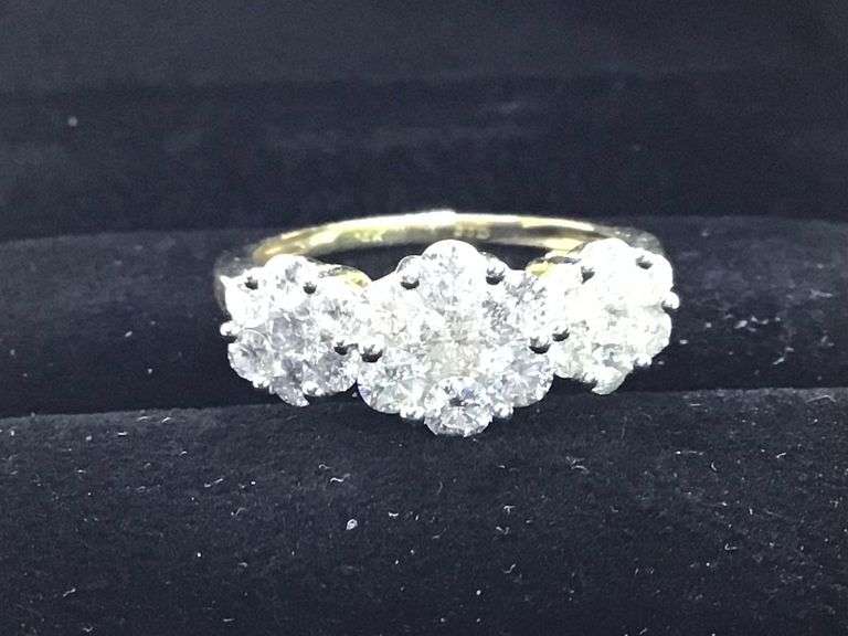ELEGANT 14K YELLOW GOLD FLOWER CLUSTER DIAMOND RING
