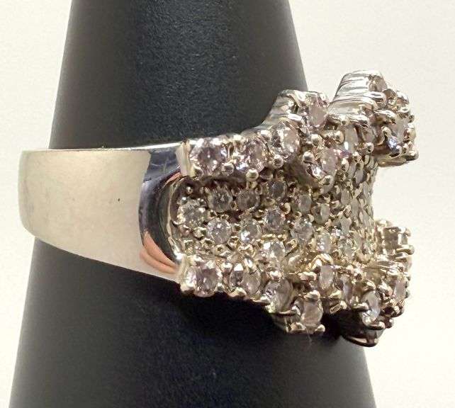 Magnificent 14k white gold diamond ring, size 7.5