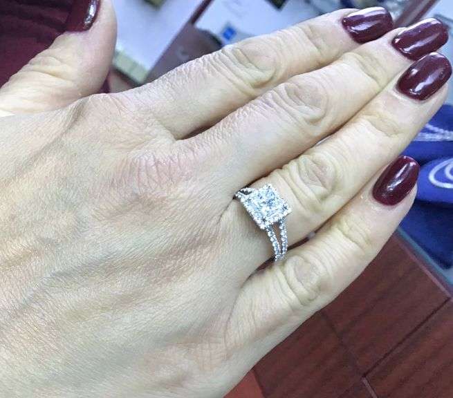 STUNNING 14K WHITE GOLD ENGAGEMENT RING