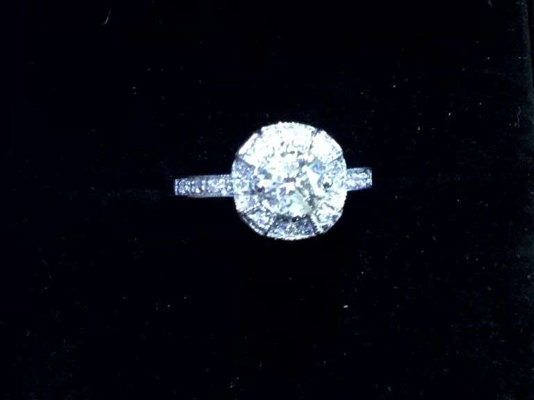 STUNNING 14K WHITE GOLD ENGAGEMENT RING
