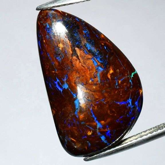 Violet blue opal crystal in this 17.21ct Winton Boulder Opal!