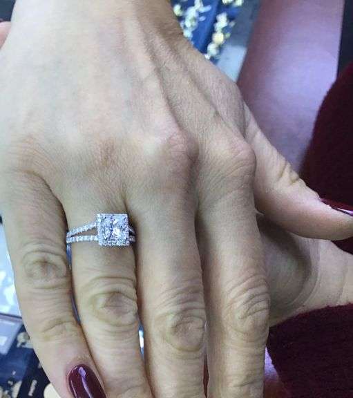 STUNNING 14K WHITE GOLD ENGAGEMENT RING