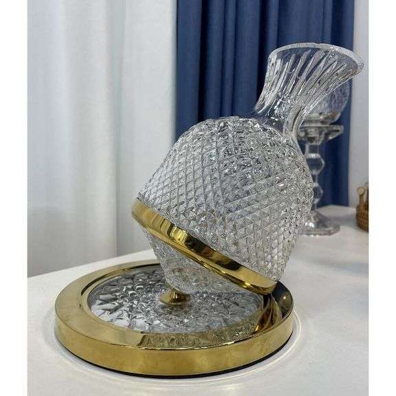 360° Rotating Wine Decanter with Golden Base