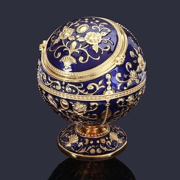 Embossed Metal Ashtray with Lid