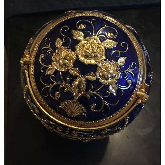 Embossed Metal Ashtray with Lid