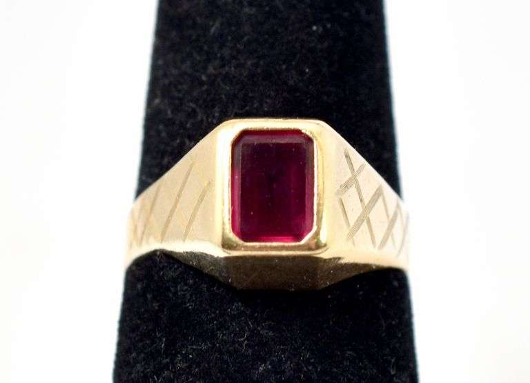 Vintage 18K Yellow Gold Red Garnet Gemstone Ring