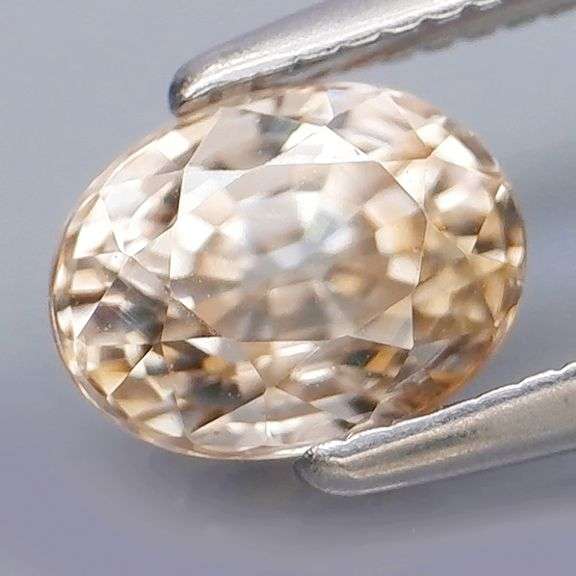 One of a kind! 1.34ct bi-color champagne Zircon