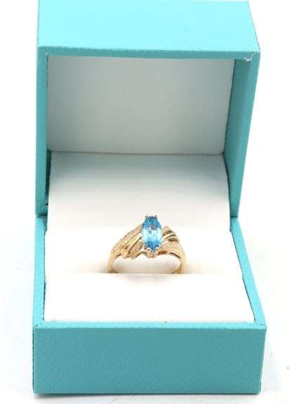 Charming Yellow Gold oval Blue Topaz Ring