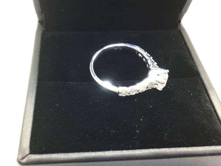 STUNNING 18K WHITE GOLD ENGAGEMENT RING