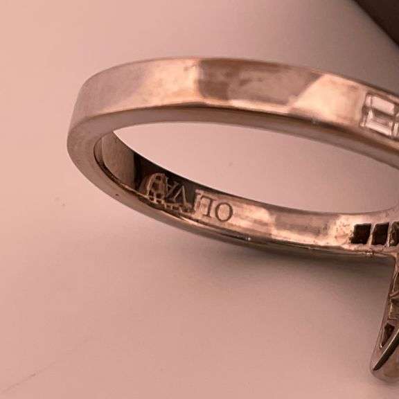 CERTIFIED 18K WHITE GOLD DIAMOND RING