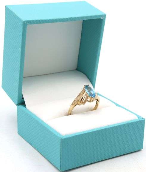 Charming Yellow Gold oval Blue Topaz Ring