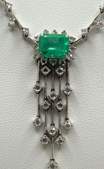 Magnificent 18k white gold tassle necklace with diamonds and very high qualty emerralds