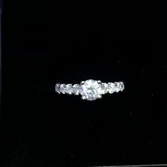 STUNNING 18K WHITE GOLD ENGAGEMENT RING