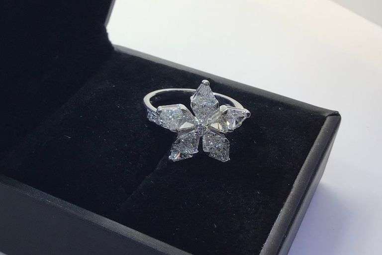 ANTIQUE 18K WHITE GOLD ROSITAS RING