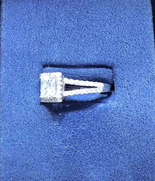 STUNNING 14K WHITE GOLD ENGAGEMENT RING