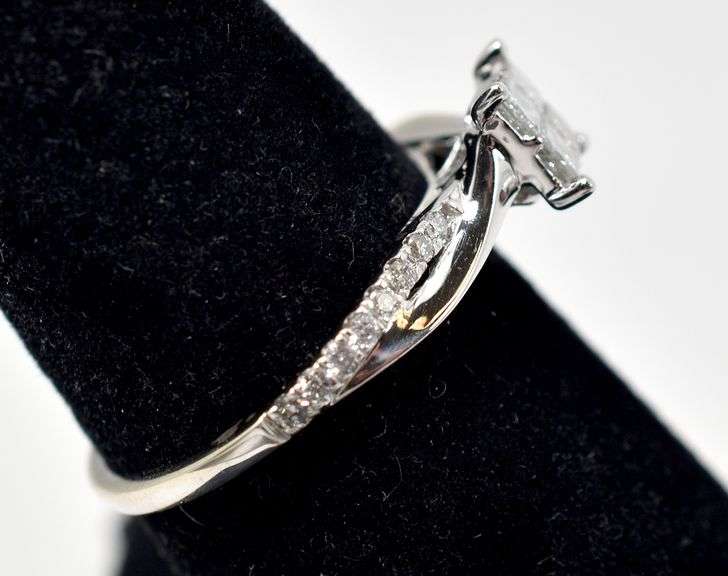 Lovely 14K White Gold Diamond Ring