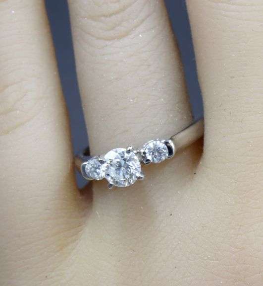 14kt White gold 0.70ctw center diamond with 0.36ctw side diamonds