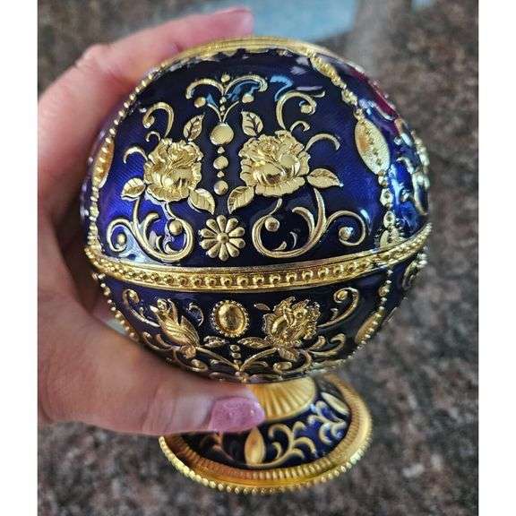 Embossed Metal Ashtray with Lid