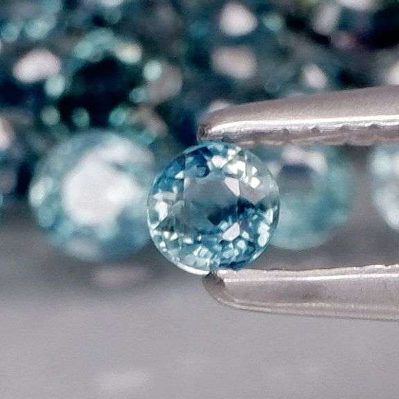 Natural 3.62ct blue Sapphire set with multiple hues