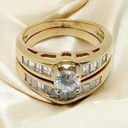 Charming 14K Gold Engagement Ring Set with Small Diamond - Size 6