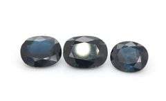 Graduated 3 piece Sapphire set weighing 7.04cts