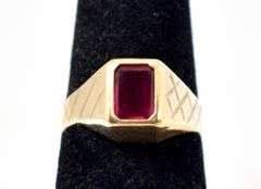 Vintage 18K Yellow Gold Red Garnet Gemstone Ring