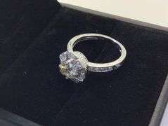 STUNNING 14K WHITE GOLD ENGAGEMENT RING