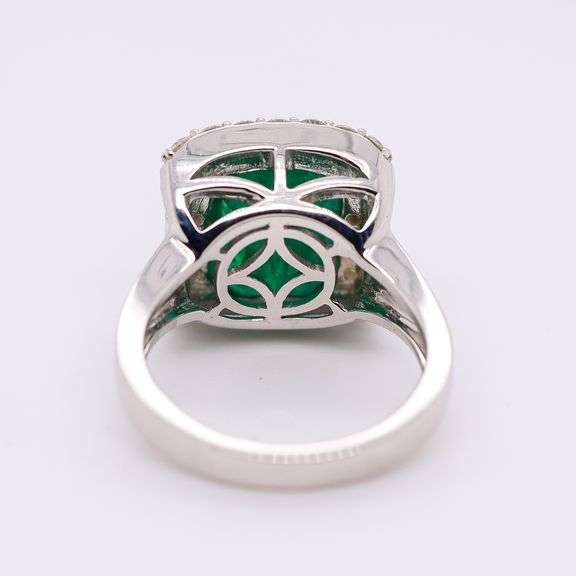 Elegant 18K GIA certified 4.22 ct. Emerald and Diamond Ring