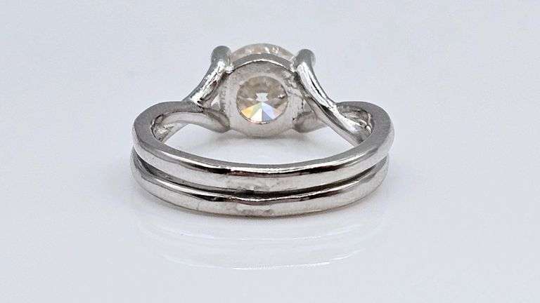 14 Kt White Gold Plated Sparkling 2.75 Ct White Lab Simulated Diamond Ring