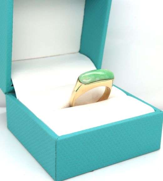 16kt Yellow gold east west oval Jade ring