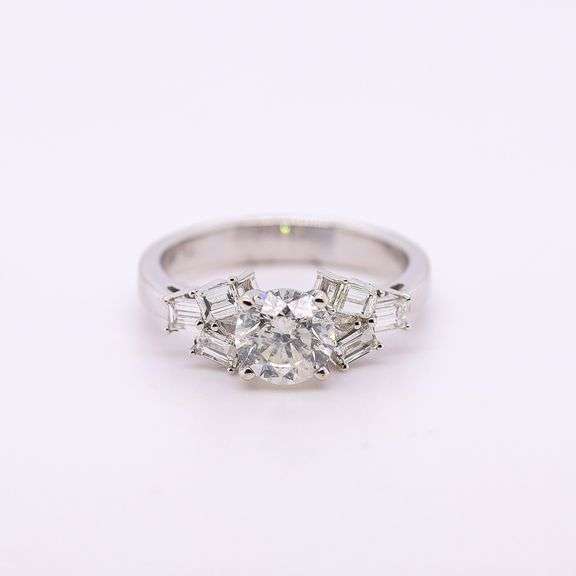 Spectacular 18K Diamond Ring