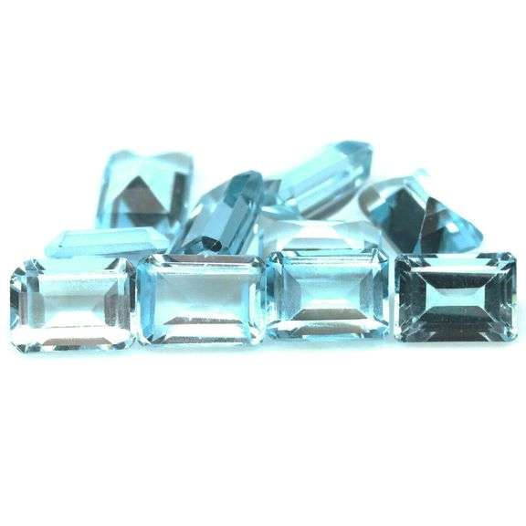 Simply brilliant 12.47ct sky blue Topaz set