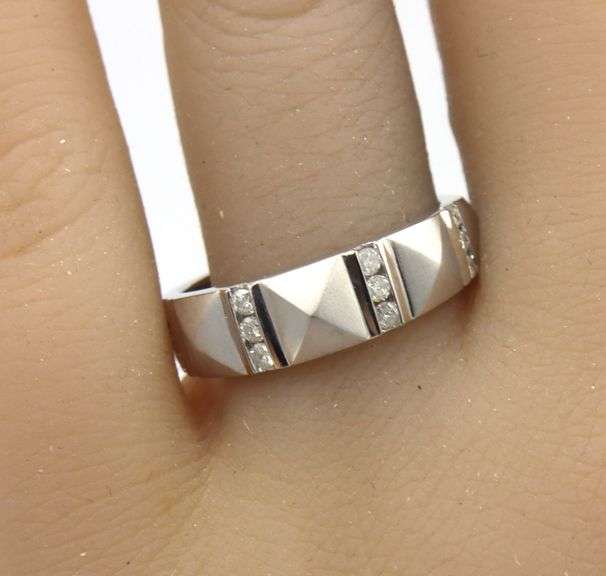 14kt White gold diamond accent Pyramid band