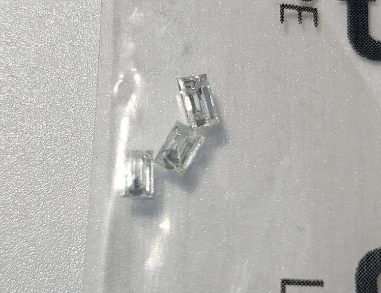 Nice! 3 baguette cut diamonds of 0.33 ctw