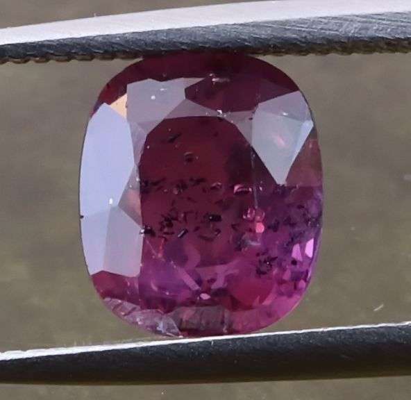 Collectors 1.45ct violet to red color shifting Sapphire!!!