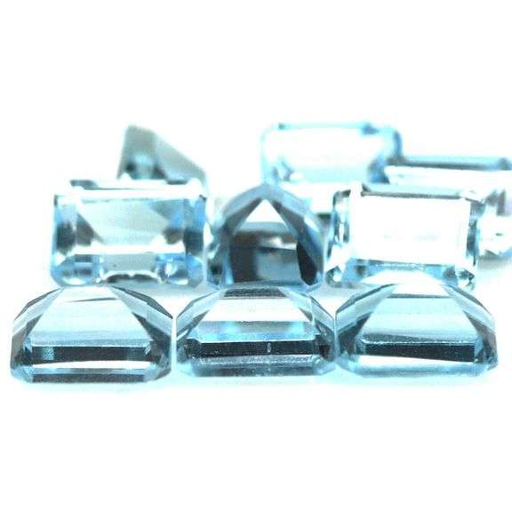 Simply brilliant 11.43ct sky blue Topaz set